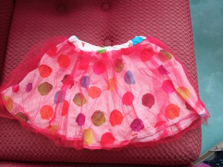 Bodkovaná sukňa s tylom, 110