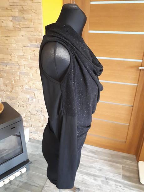 Elegantné čierne šaty s dlhým rukávom, s