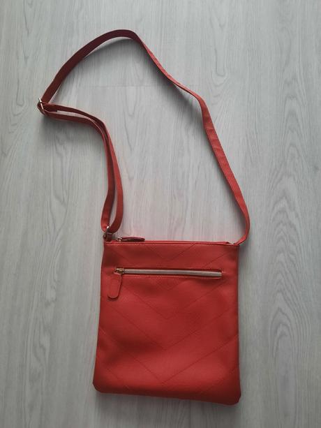 Červená crossbody kabelka, avon