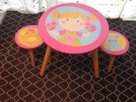 Detsky stolik a stolicky,koberec,odrazadlo,plysak,