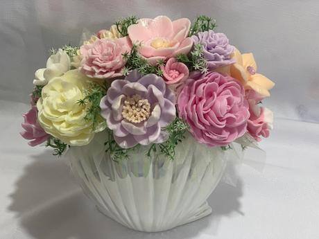 Mydlova kytica vo váze z mušle, 