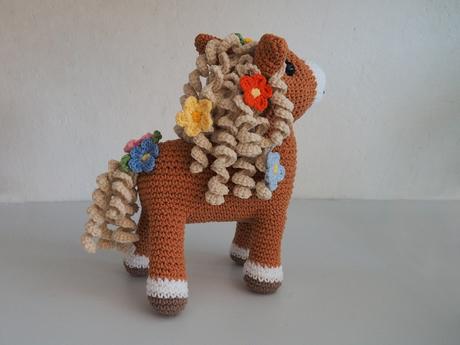 Háčkovaný koník 22 cm, 