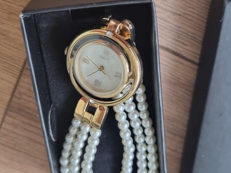 Pozlátené hodinky s perličkovým remienkom,