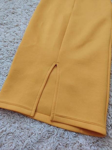 Oranžové šaty s krátkymi puf rukávmi, s