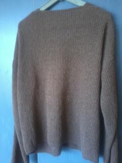 Pekný hnedý svetrík, l