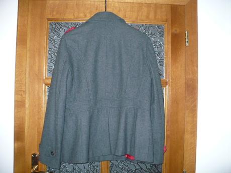 Tmavo sivý kabát, george,l