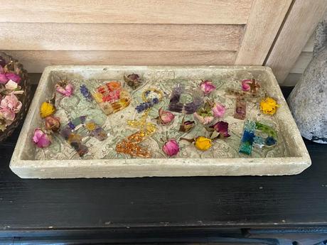 Ručne vyrobené živicové kľúčenky, 