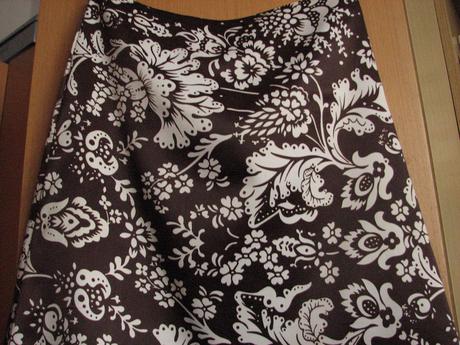 Príležitostná sukňa vzorovaná málo nosená, 36