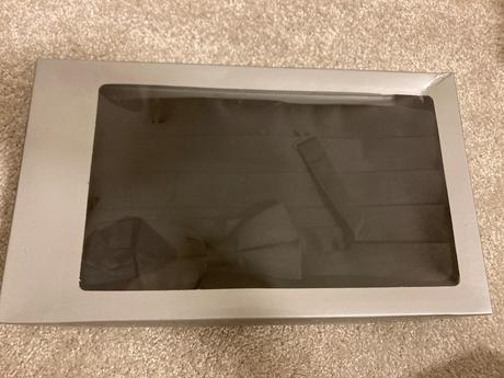 Motylik so serpou, george