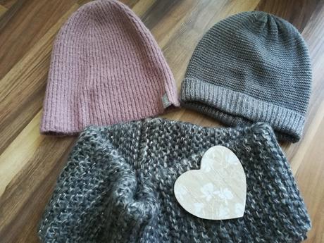 2x čiapka, nakrcnik, reserved,158