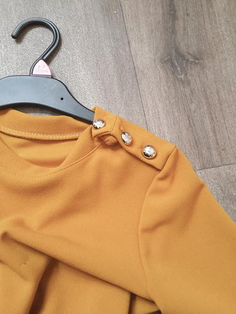 Plisovane šaty, 128