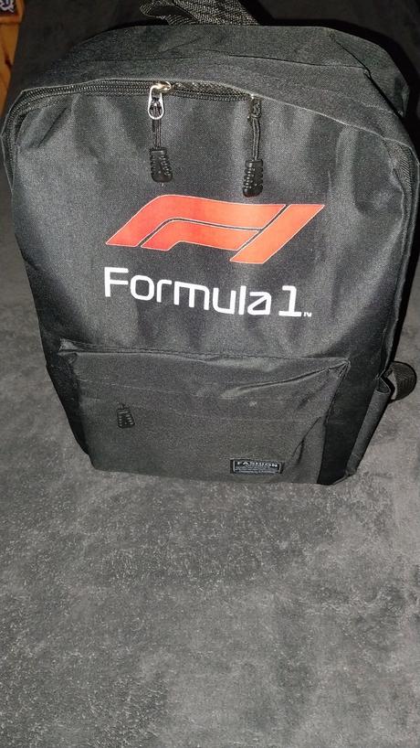 Čierny batoh s nápisom fromula 1, 