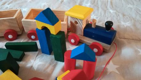 Drevený vláčik s kockami,