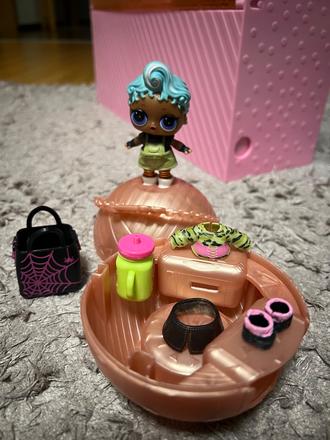 Lol babika s prislusenstvom vid foto, 