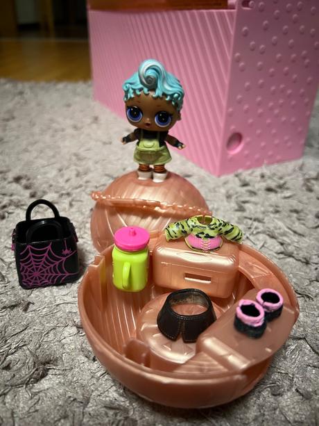 Lol babika s prislusenstvom vid foto, 