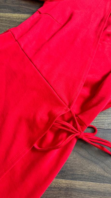 Červene saty, gate,m