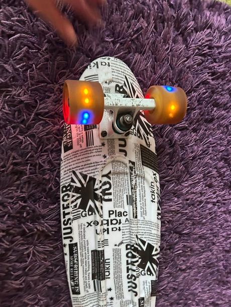Väčší pennyboard s blikacími kolieskami,