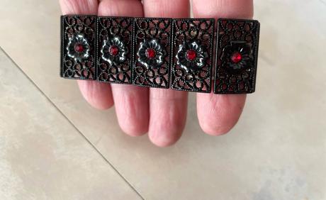 Čipkovaný náramok s kamienkami, 