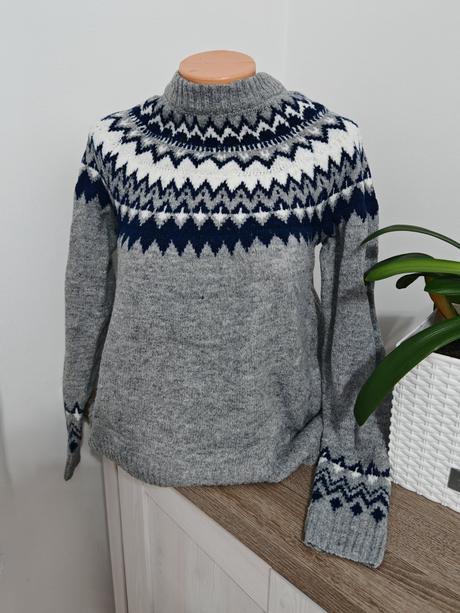 Sveter uni sadne na s,m aj l,