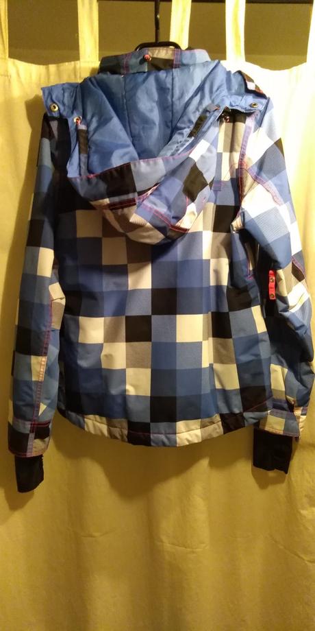 Vetrovka na zimné športy, ale aj na bežné nosenie, s