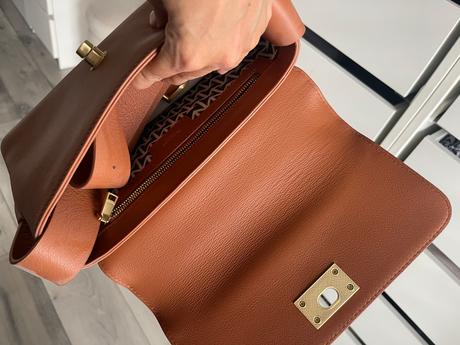 Kozena kabelka moncrief, 