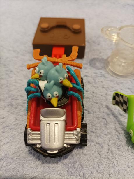 Angry birds odpaľovacie rampy, auto, vták, 