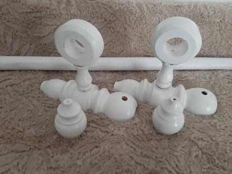 Biela drevená garniža.,