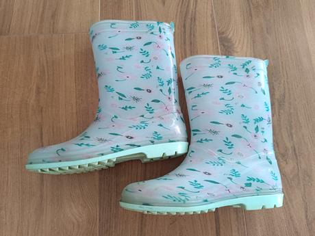 Kvetovane gumaky, 34