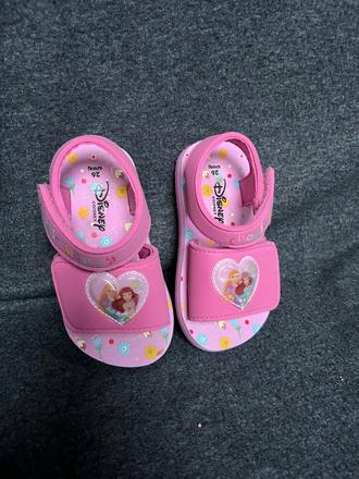 Sandálky, sinsay,26