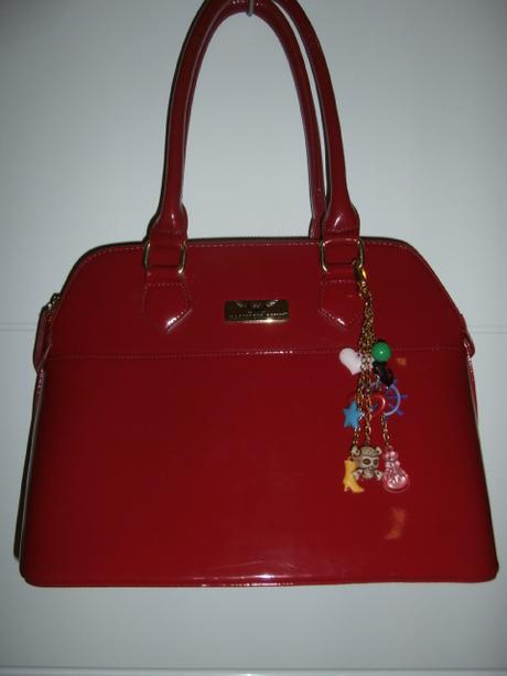 Karmínovočervená kabelka s príveskom, 
