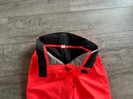 Nádherné neónové otepľovačky, 146