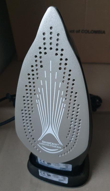 Bezkablova naparovacia zehlicka, 