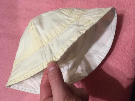 Klobúčiky na leto s motýlikom, pásikavý, 9 ks, rada,74