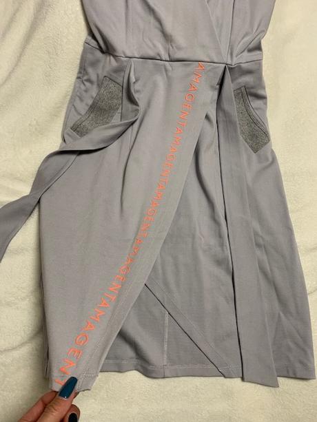 Šaty s oranžovým nápisom zn. magenta, m