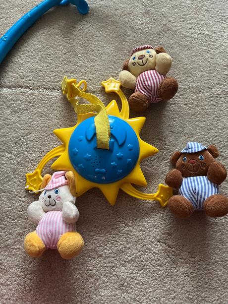 Kolotoc nad postielku s macikmi,