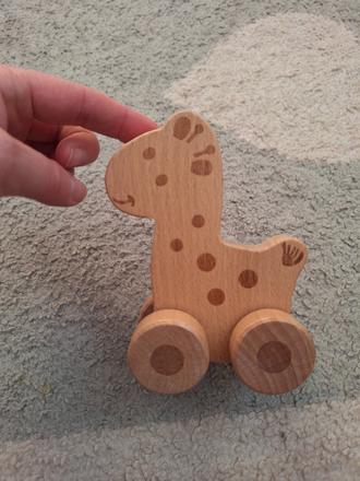 Drevená žirafa joueco, 