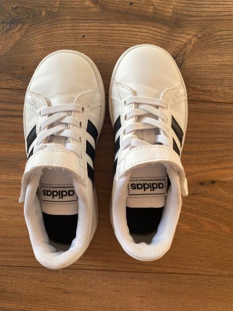 Tenisky adidas, 28