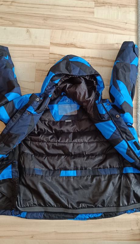 4f lyžiarska súprava bunda + oteplovaky, 146