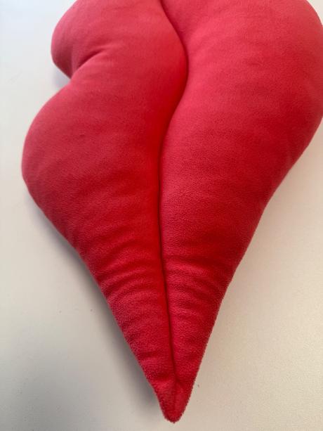 Dekoračný vankúš v tvare pier.,