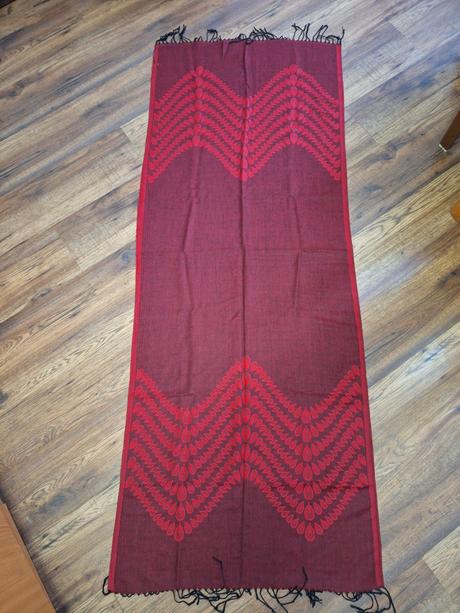 Červený obojstranný šál,