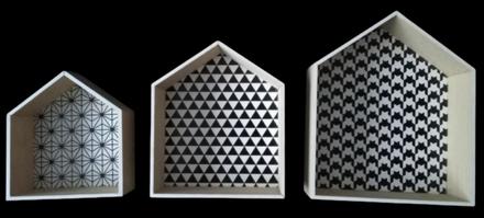 Sada 3 drevených poličiek / domčekov s geometrický,