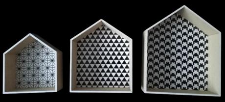Sada 3 drevených poličiek / domčekov s geometrický,