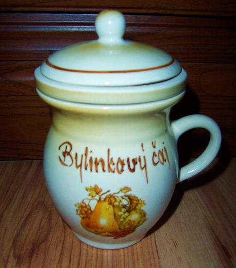 Hrnček na čaj so sitkom z kameniny,