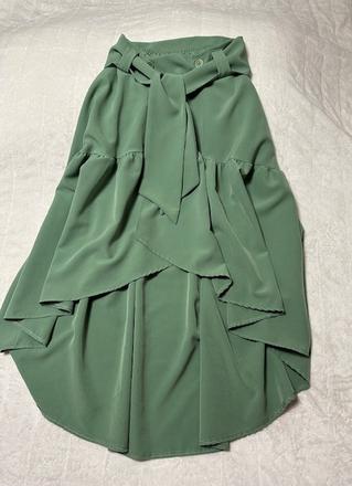 Hráškovo zelená asymetrická boho sukňa s opaskom,