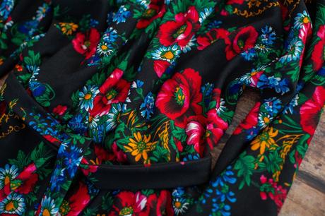 Kvetované folk saty, s