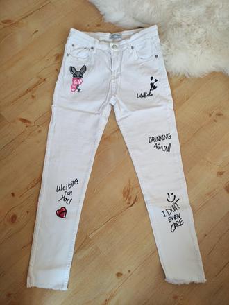 Štýlové biele rifle s výšivkami, m