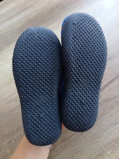 Topánky do vody, 25