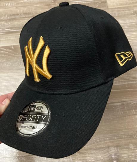 Šiltovka new era čierno-zlatá ,len odskúšaná nová, 
