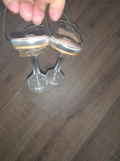 Priesvitné lodičky, 39