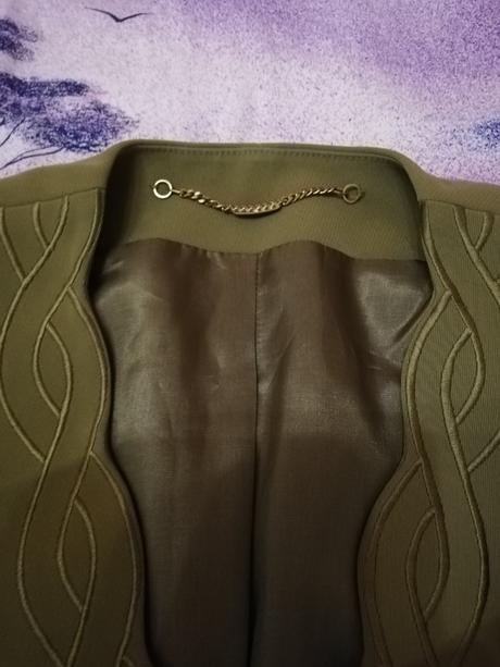 Značkový kostýmček, l